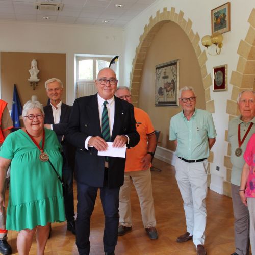 REMISE DE DONS À LA CROIX-ROUGE